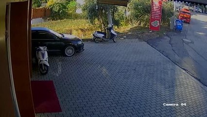 Alanya'da park halindeyken hareket eden kamyonet kaldırıma çıkarak devrildi