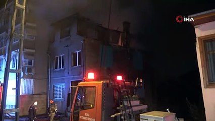 Bursa’da 3 katlı müstakil ev alev alev yandı