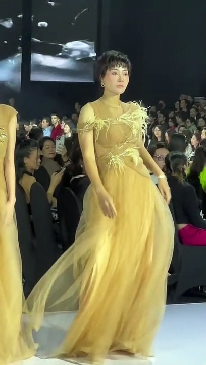 BTV Hoài Anh công phá Tuần lễ thời trang: Thần thái lên đồ cực chất