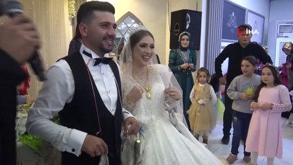 Gelin ve damada takı yerine taktığı herkesi şaşırttı