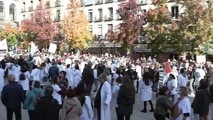 Los sanitarios se concentran para avisar de que Madrid "se queda sin médicos"