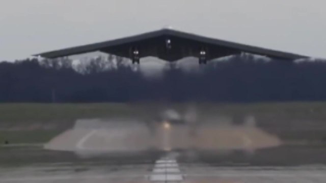 美 '핵 탑재 가능' B-2 폭격기 8대 무장 훈련... 대북 경고 / YTN