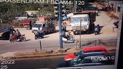 दिल दहला देने वाला हादसा: डंपर की चपेट में आई छात्रा, देखें खौफनाक वीडियो