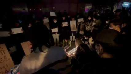 Tải video: Shanghai celebra una vigilia con velas por las víctimas del incendio de Urumqi