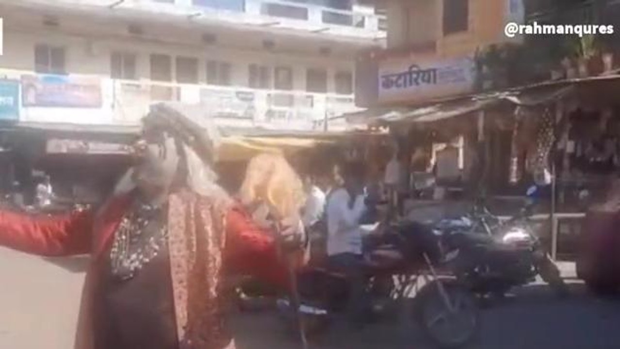 आगर: अपने परिवार का पालन पोषण करने के लिए रोज रूप बदलता है बहरूपिया, करता है लोगों का मनोरंजन