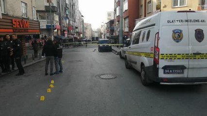 Küçükçekmece'de iki grup arasındaki bıçaklı kavgada üç kişi yaralandı