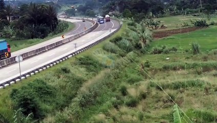 2 minibus salip truck molen besar