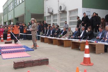 'EMPATİ PARKURU'NDA ENGELLİLERİN YAŞADIĞI ZORLUKLARI DENEYİMLEDİLER