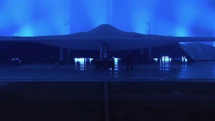 Скачать видео: Estados Unidos presenta el primer avión de una nueva flota de bombarderos nucleares