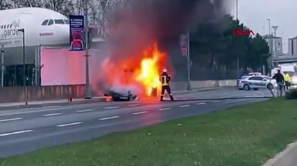 Otomobil yol ortasında cayır cayır yandı
