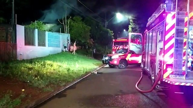 Residência fica parcialmente destruída após incêndio no Recanto Tropical