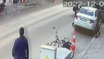 Bursa'da motosikletlinin yaşlı adama çarptığı anlar kamerada