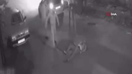 İnanılmaz kaza kamerada...Motosikletli sürücü, otomobilin aniden açılan kapısına çarptı