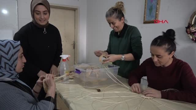 SEPET ÖRÜP AİLE BÜTÇESİNE KATKI SAĞLIYORLAR