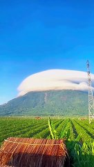 Hiện tượng mây hình nón độc đáo ở núi Bà Đen sáng ngày 24/11