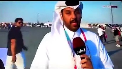 مذيع قطري يتعرض لموقف صعب أثناء تغطية مباراة