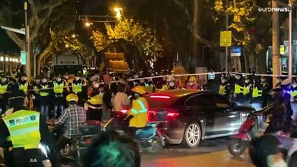 Centenas de chineses protestam contra política de "Covid zero"