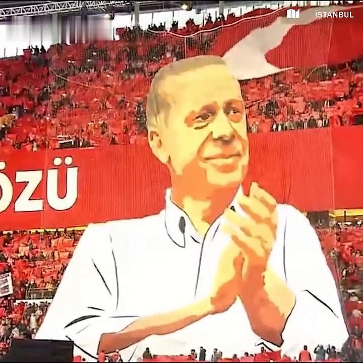 'Beraber yürüdük biz bu yollarda'nın yazarı CHP'ye geçti, Erdoğan sahneye Kıraç şarkısıyla çıktı
