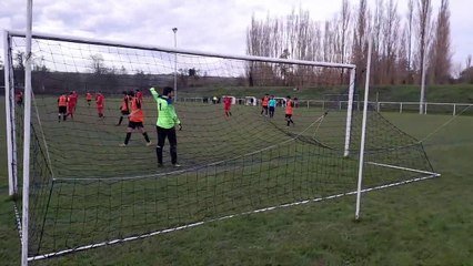 LA TÊTE DE BENJAMIN CHAMPAGNE SAUVÉ SUR LA LIGNE PAR LES DÉFENSEURS DE SAINT BARTHÉLÉMY DE VALS