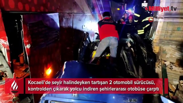 Seyir halindeyken kavga eden sürücüler, yolcu otobüsüne çarptı