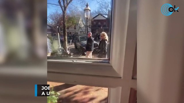 Joe 'Creepy' Biden se detiene a mirar a unas niñas a través de un cristal