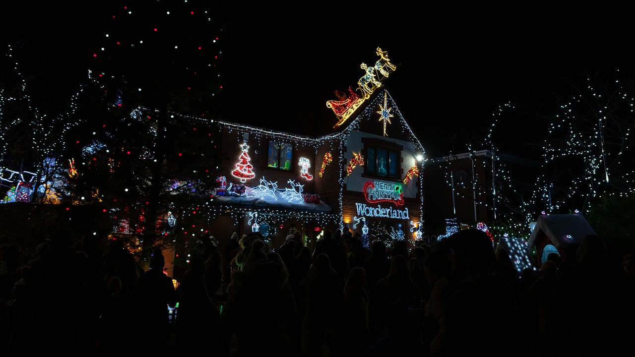 Tipping family Christmas lights switch on in Cottam video Dailymotion