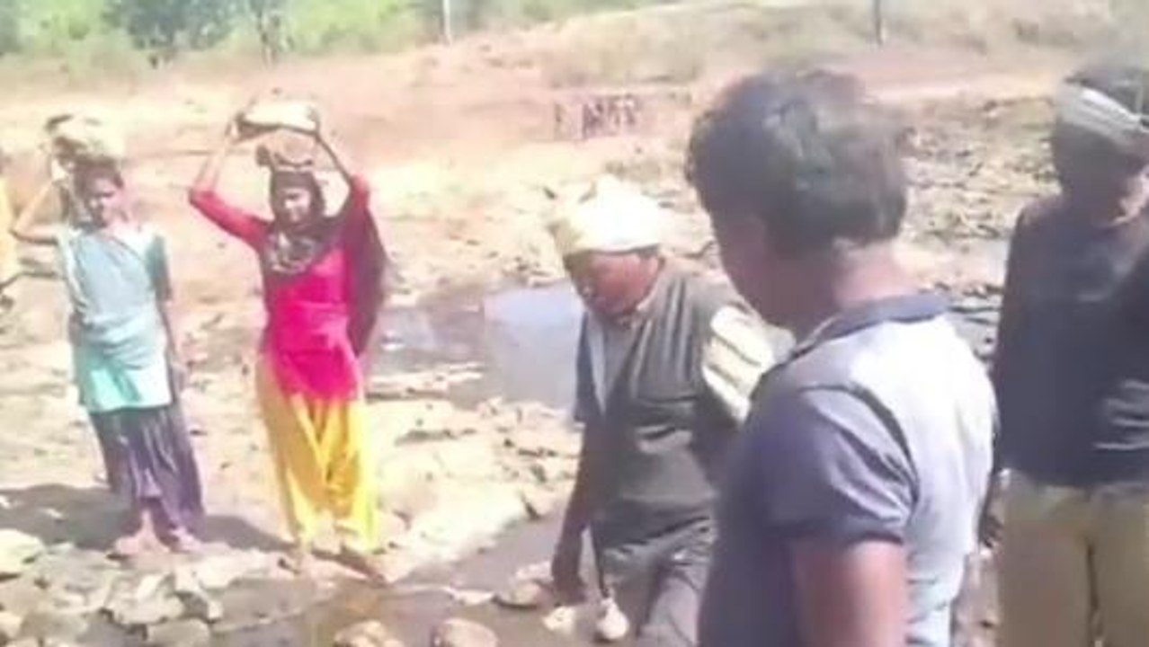 शहपुरा: ग्रामीणों की अनूठी पहल, जल संरक्षण के लिए बना रहे बांध