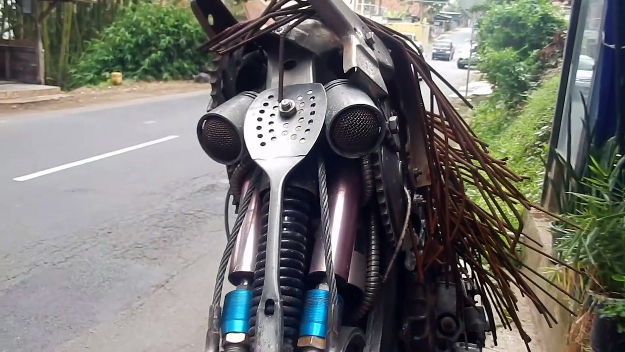 Menakjubkan!!! This robot kuda is made using a variety of dapur components.