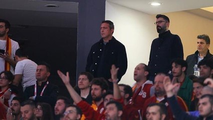 Şaşırtan kare! Galatasaraylı taraftarlar, birlikte derbi izledikleri Ali Koç'tan bakın ne istedi