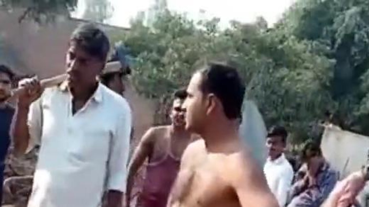 बदायूं:ग्रामीण ने बिजली का बकाया बिल वसूलने पहुंची टीम को कुल्हाड़ी से धमकाया,वीडियो वायरल