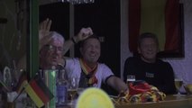 Aficionados alemanes en Torrox celebran el empate de su selección con España en el Mundial