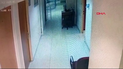 Hırsızlıktan serbest kaldıkları adliyede polisin çantasını çaldılar