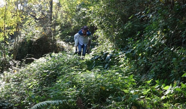 'Arazi anlaşmazlığı' çilesi; babaannesini sırtında taşıyor