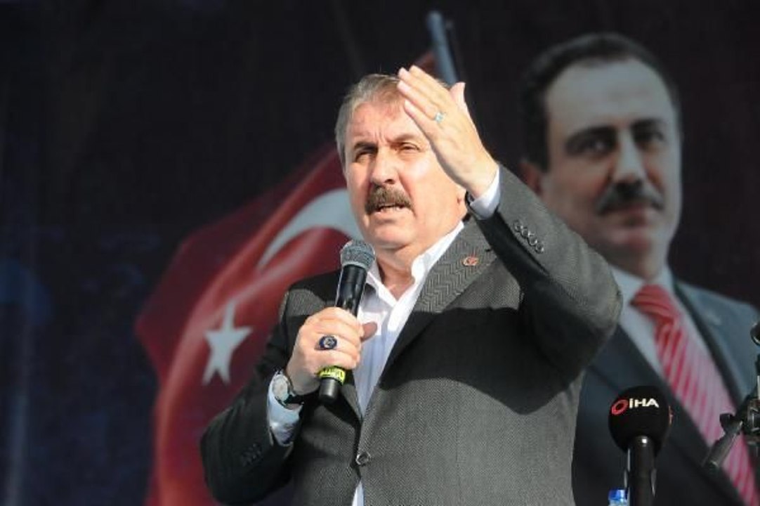 DESTİCİ YA GÖZÜNÜ HIRS BÜRÜMÜŞ YA DA BİRİLERİ NE SÖYLÜYORSA, O DA ONU SÖYLÜYOR