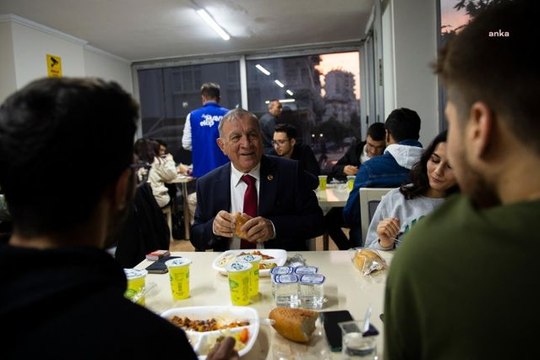 Üniversite Öğrencilerinin Akşam Yemeği Seyhan Belediyesi'nden