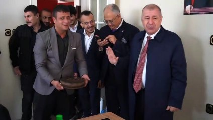 Zafer Partililerin getirdiği mayını inceleyen Özdağ: "Üzerine Süleyman yazacağız"