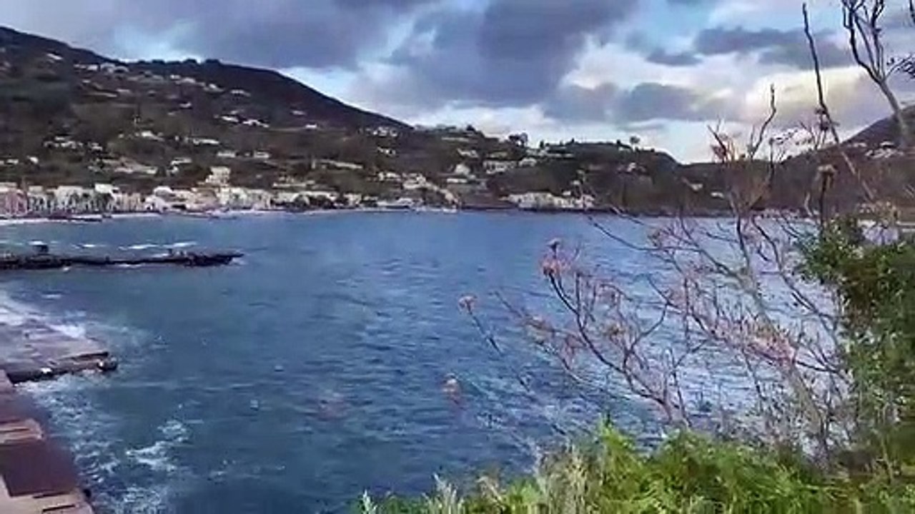 Eolie, porti e case colpiti dalle le violente mareggiate: correre ai ripari 