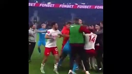 Rusya'daki maçta tekme tokat kavga! Futbolcuları ayıramayan hakem darbelerden kurtulamadı