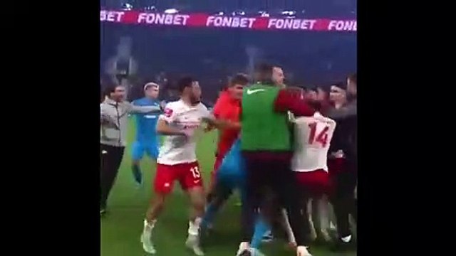 Rusya'daki maçta tekme tokat kavga! Futbolcuları ayıramayan hakem darbelerden kurtulamadı