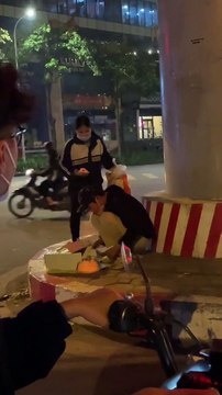 Gia đình bán hàng rong tổ chức sinh nhật cho con trên đường phố