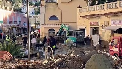 Frana Ischia, fango a Casamicciola: si spala per liberare negozi e bar - Video