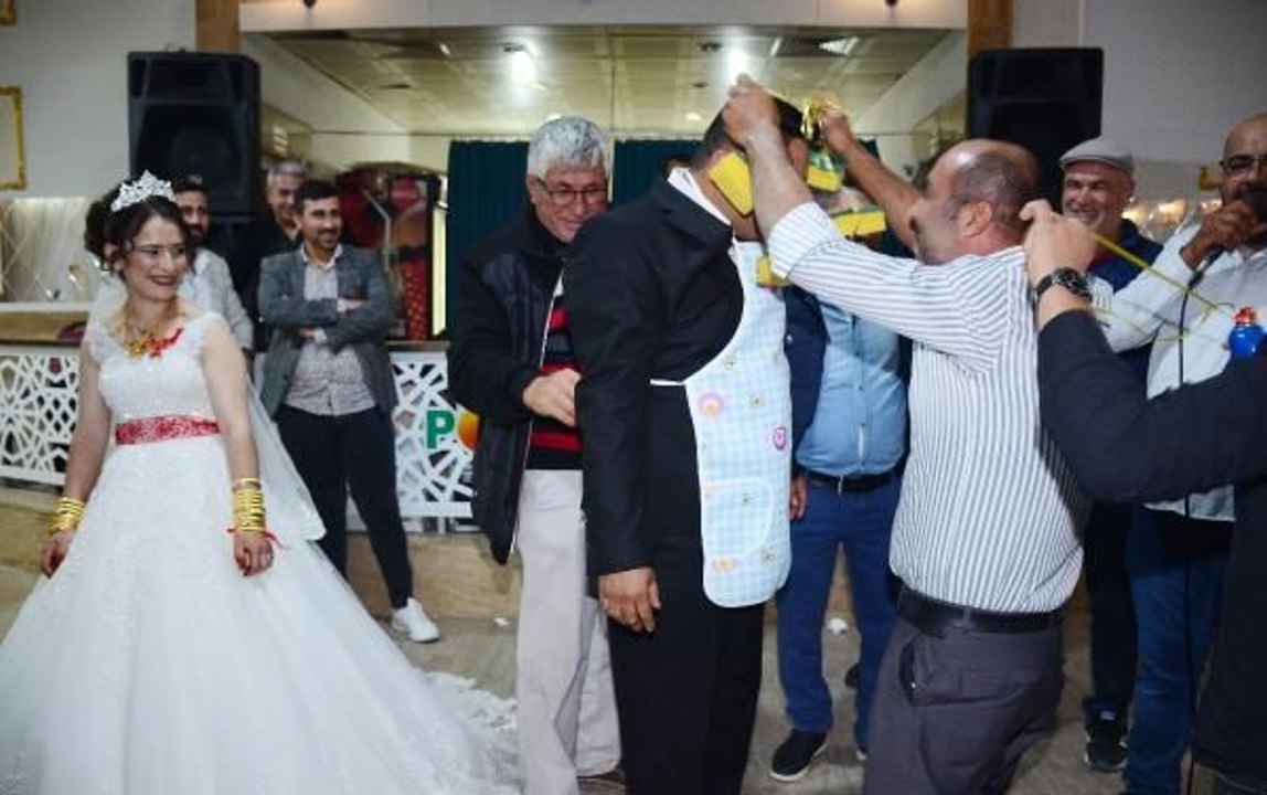 ARKADAŞLARI DAMADA BULAŞIK SETİ TAKTI