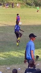 L'incroyable numéro de jongles de ce petit footballeur !