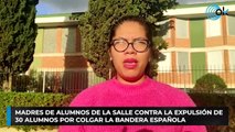 Madres de alumnos de La Salle contra la expulsión de 30 alumnos por colgar la bandera española