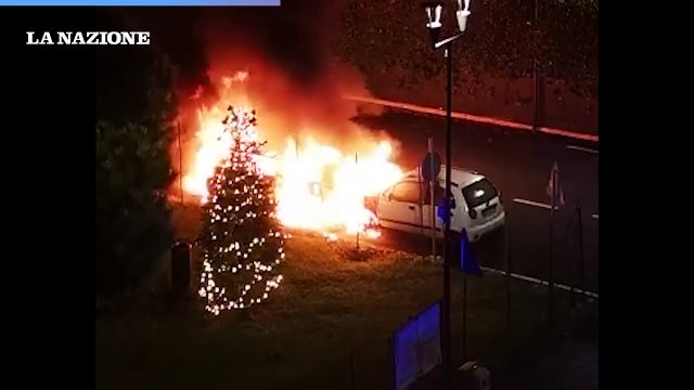 Pietrasanta, auto a fuoco nella notte. Scattano le indagini