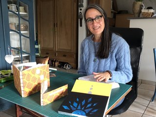 Mya Bouloss, relieuse de souvenirs