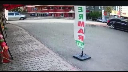 Kaza sonrası bina bahçesine uçan otomobil daireye çarptı: 3 yaralı