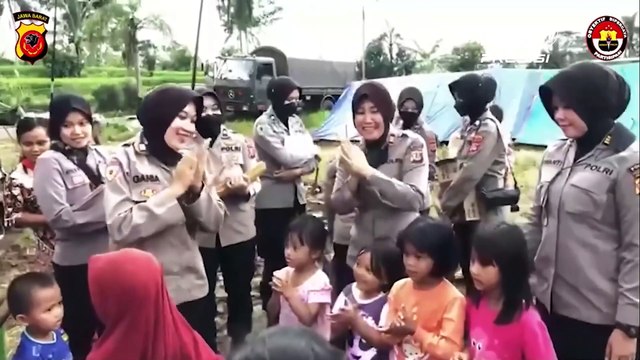 Polwan Polda Jabar Berikan Trauma Healing Untuk Anak-Anak Di Pengungsian Korban Gempa Cianjur