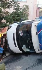 BEYOĞLU'NDA YOKUŞ AŞAĞI KAYAN KAMYONETİN ALTINDA KALMAKTAN KILPAYI KURTULDU