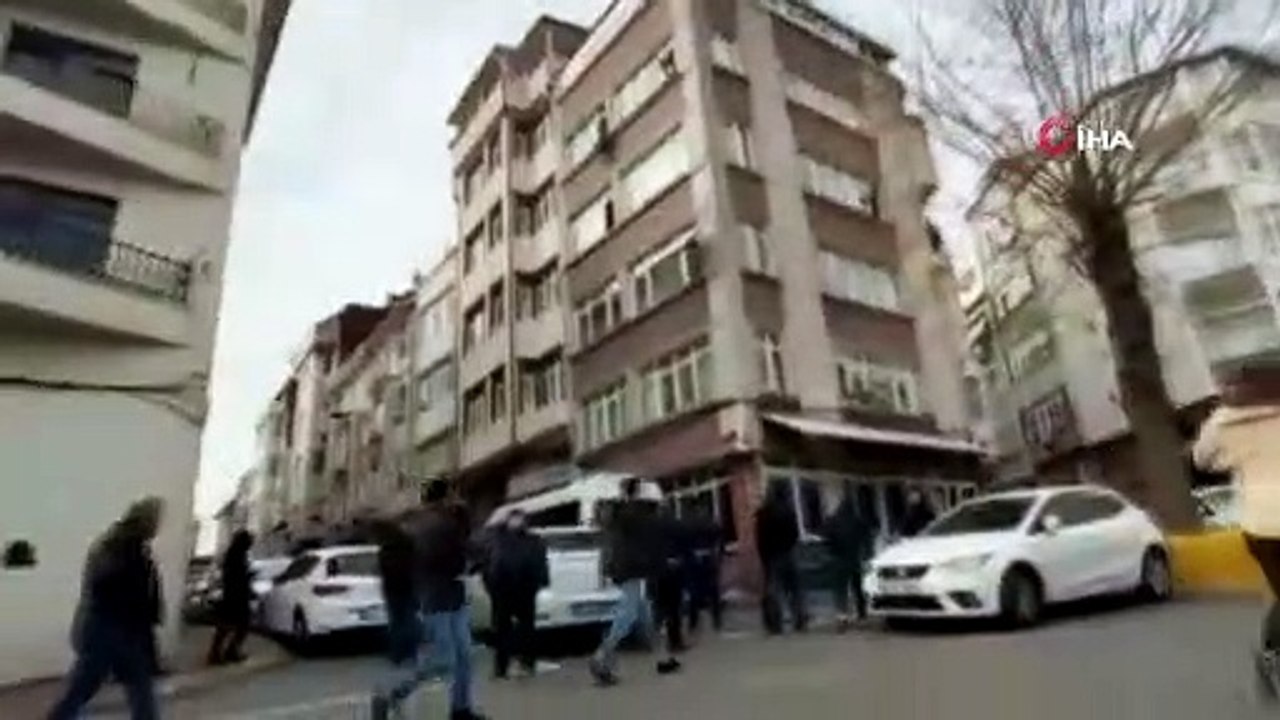 Fatih’te kavgaya karışanları ayırmak isterken kurşunların hedefi oldu